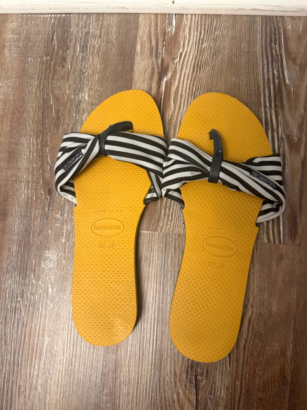Havaianas St Tropez Flip Flop
Nautical Blue White Stripe Mustard - Size 7/8 - Picture 6 of 7